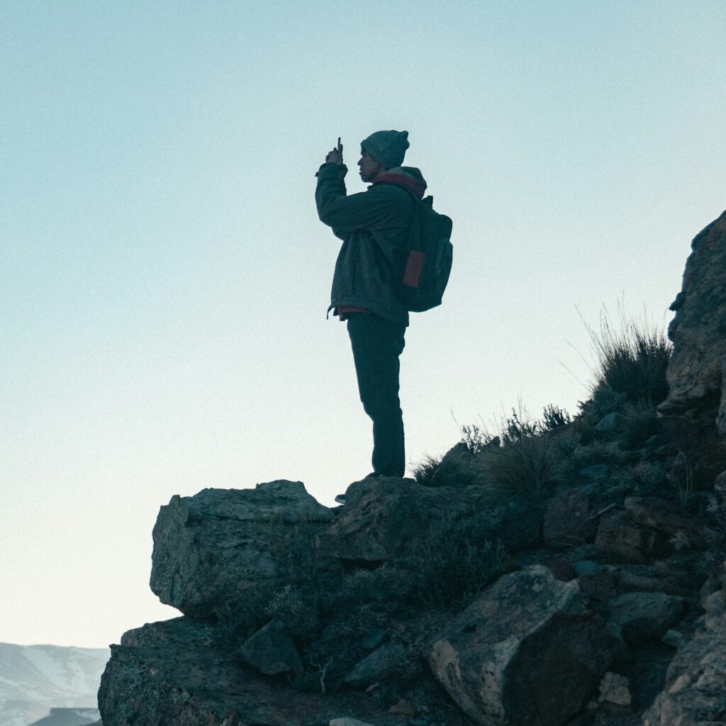 Mann bereitet auf sein Heldenreise vor.